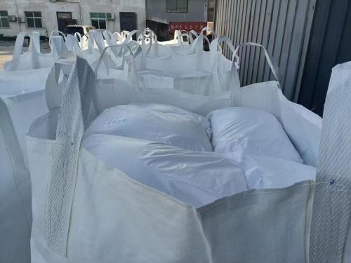 工廠內(nei) 大貨車裝載聚丙烯酰胺，準備發往重慶客戶工地。