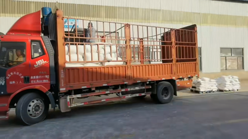 工廠裝車現場，確保選礦用聚丙烯酰胺的及時配送