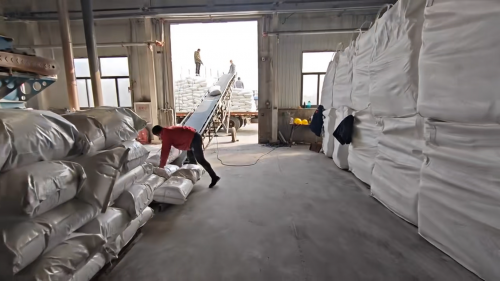 陰離子型聚丙烯酰胺裝車過程,確保質量和供應穩定 工廠廠區裝車陰離子型聚丙烯酰胺