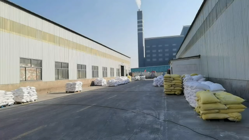 高質量陰離子型聚丙烯酰胺產(chan) 品裝車,確保客戶需求 工廠車間產(chan) 品裝車,陰離子型聚丙烯酰胺運輸準備