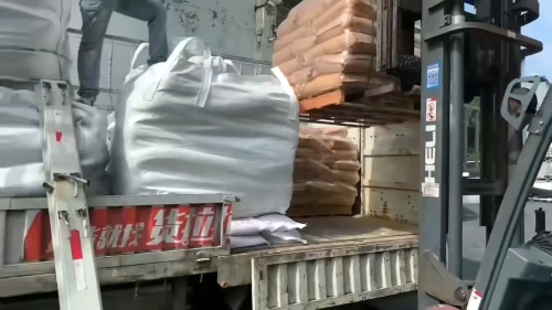 包裝好的陰離子型聚丙烯酰胺產(chan) 品裝車,準備發貨 陰離子型聚丙烯酰胺產(chan) 品裝車,工廠包裝流程