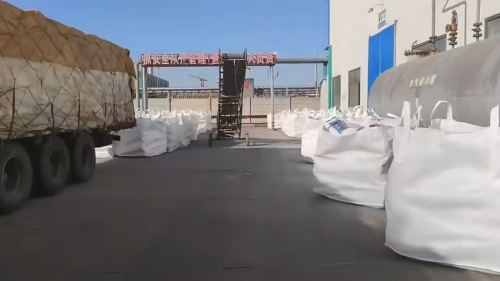 聚丙烯酰胺裝車現場實拍，展示高粘度PAM出貨實況