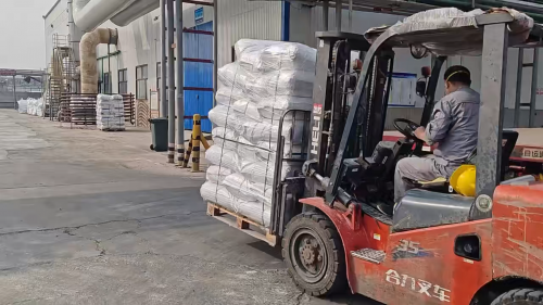 佳木斯油田聚丙烯酰胺裝車現場，工廠生產(chan) 的聚丙烯酰胺產(chan) 品準備出貨