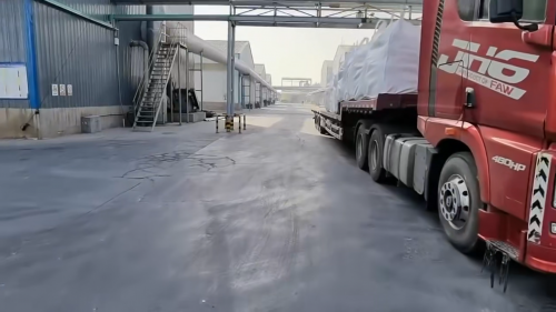 佳木斯油田聚丙烯酰胺產(chan) 品裝車細節，確保每批產(chan) 品精準發貨