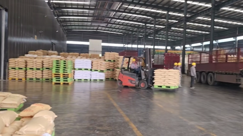 嶽陽工廠產(chan) 品裝車現場，聚丙烯酰胺PAM增稠劑運輸中