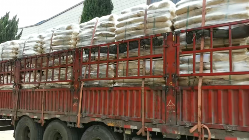 聚丙烯酰胺PAM增稠劑在工廠裝車，運輸至客戶