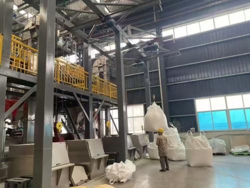 太原聚丙烯酰胺工廠裝車場景，展示產(chan) 品配送