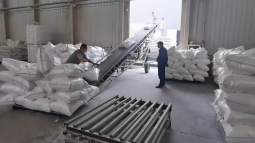 工廠現場裝車發貨，聚丙烯酰胺PAM用於(yu) 沉澱處理的裝運準備場景
