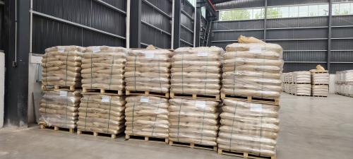 叉車搬運聚丙烯酰胺產(chan) 品，適用於(yu) 汙水沉澱處理中的陰離子PAM或陽離子PAM