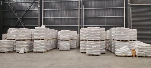 裝車完成準備發貨的聚丙烯酰胺產(chan) 品，適用於(yu) 汙水處理沉澱用陰離子或陽離子PAM