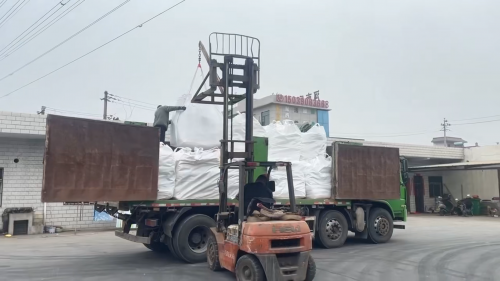 聚丙烯酰胺藥劑（PAM）裝車完成，工廠發貨，服務全國客戶。