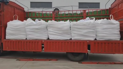 內(nei) 蒙古聚丙烯酰胺源頭工廠產(chan) 品裝車現場，確保穩定供應