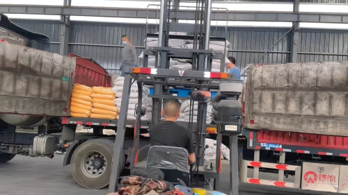 聚丙烯酰胺產(chan) 品裝車完成，準備發往全國各地