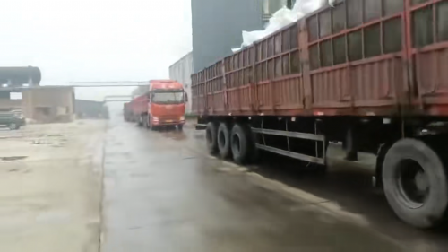 聚丙烯酰胺產(chan) 品裝車，規模化生產(chan) ，滿足大宗訂單需求