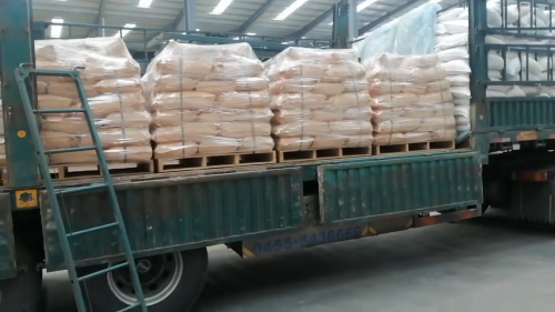 長春聚丙烯酰胺廠區產(chan) 品裝車現場，確保按時交付客戶需求