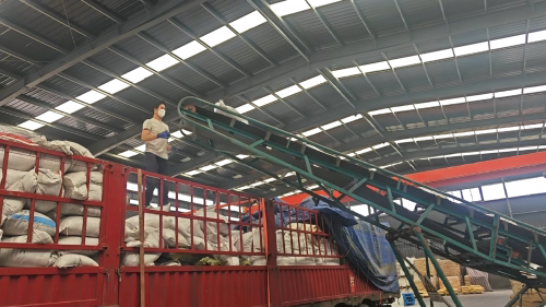 聚丙烯酰胺產(chan) 品裝車過程，精確配比確保質量穩定