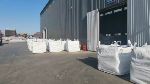 盤錦洗煤廠聚丙烯酰胺產(chan) 品裝車，確保煤泥水處理高效運行