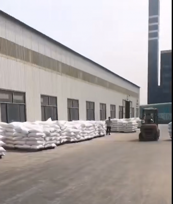 平穀聚丙烯酰胺沉澱劑裝車現場，工廠產(chan) 品準備出貨