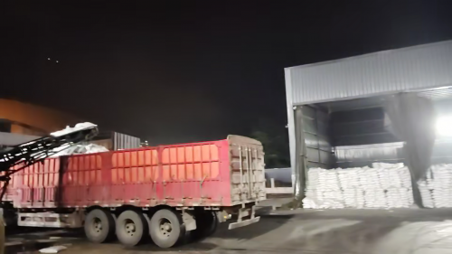 工廠工作人員在進行聚丙烯酰胺裝車，確保快速配送客戶需求