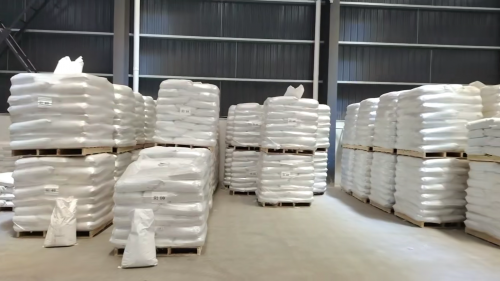 聚丙烯酰胺產(chan) 品標準化包裝及裝車，確保客戶收到優(you) 質水處理藥劑