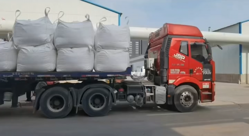 工廠廠區聚丙烯酰胺產(chan) 品裝車中