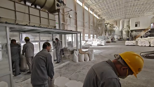 營口工廠廠區聚丙烯酰胺產(chan) 品裝車