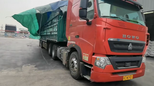 綏化粉狀聚丙烯酰胺廠家工廠裝車發貨現場圖