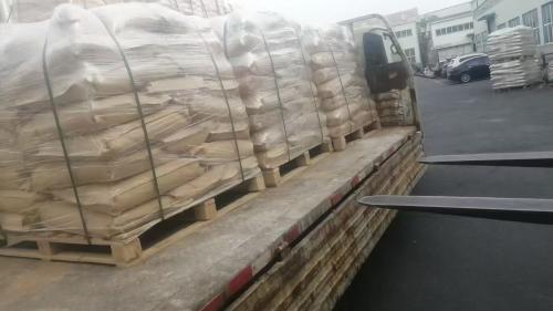 綏化聚丙烯酰胺PAM產(chan) 品裝車過程現場拍攝圖