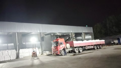 珠海工廠聚丙烯酰胺陰離子產(chan) 品裝車現場