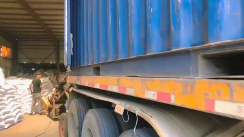 聚丙烯酰胺陰離子產(chan) 品裝車過程