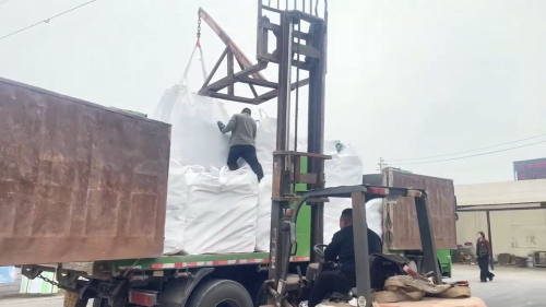 聚丙烯酰胺PAM裝車現場 鬆江聚丙烯酰胺增稠劑裝車作業(ye) 圖