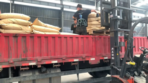 聚丙烯酰胺產(chan) 品裝車，亳州工廠發貨