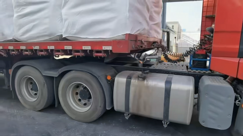 聚丙烯酰胺絮凝劑在亳州工廠裝車運輸