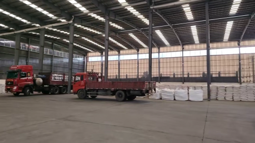 聚丙烯酰胺發貨實況，裝滿PAM產(chan) 品的貨車準備出廠