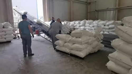 果洛聚丙烯酰胺絮凝劑生產(chan) 廠家車間裝車現場展示