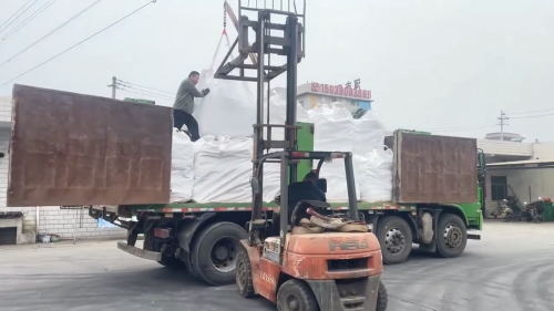 聚丙烯酰胺絮凝劑打包出貨 臨(lin) 江聚丙烯酰胺絮凝劑成品倉(cang) 庫裝車現場