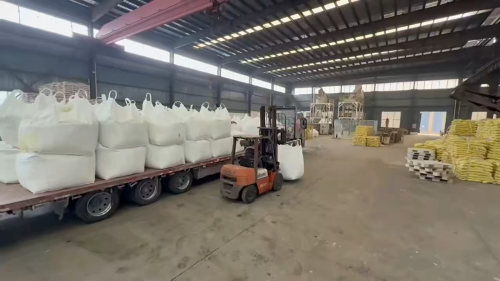 工人裝運聚丙烯酰胺白藥產(chan) 品，用於(yu) 洗沙泥漿快速沉澱處理