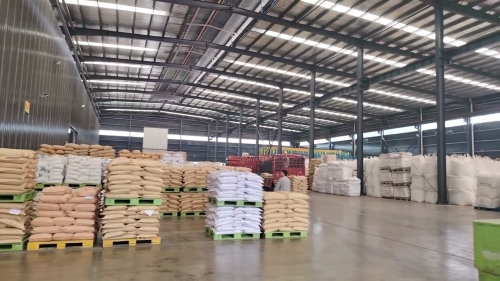 聚丙烯酰胺產(chan) 品叉車裝車實拍，PAM廠家高效發貨作業(ye) 中