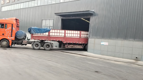 滿載聚丙烯酰胺絮凝劑的卡車準備從(cong) 迪慶工廠發運