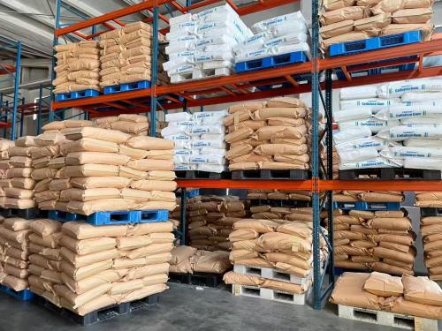 聚丙烯酰胺成品裝車發貨,自動化裝卸提升物流效率 聚丙烯酰胺產(chan) 品裝車發貨現場,全自動化廠區發貨高效有序