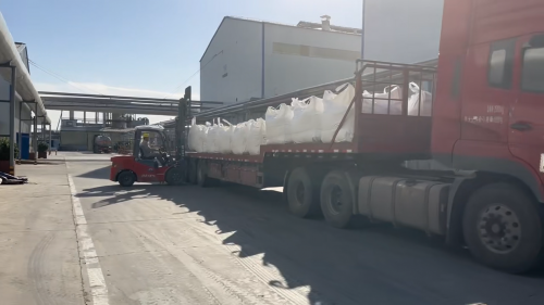 聚丙烯酰胺成品出廠，貨車滿載出發，支持哈密油田環保處理工程