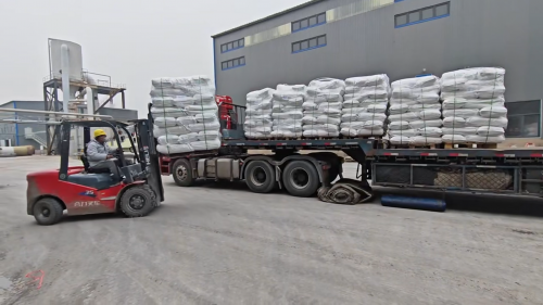 鐵礦用聚丙烯酰胺批發產(chan) 品堆放現場，整裝待發的礦用PAM現貨庫存