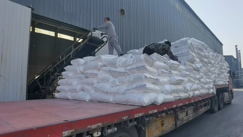 鐵礦絮凝劑聚丙烯酰胺裝車作業(ye) 現場，叉車高效搬運PAM產(chan) 品
