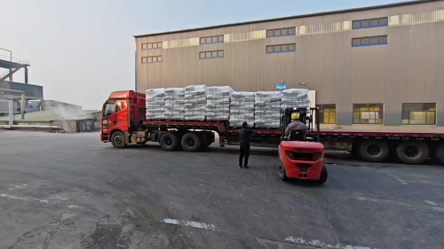 陰離子型聚丙烯酰胺整車裝載準備發貨，適用於(yu) 煤礦洗水和造紙廢水處理