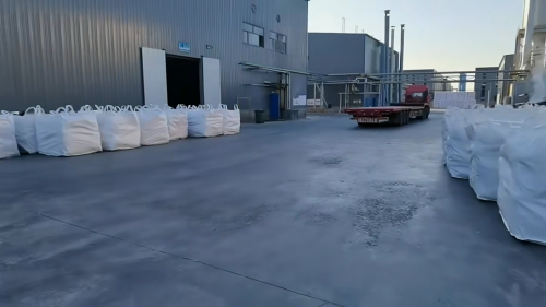 雲(yun) 南洗砂沉澱池聚丙烯酰胺產(chan) 品裝車現場