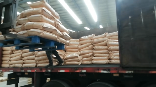 雲(yun) 南洗砂廠區聚丙烯酰胺產(chan) 品裝車運輸中