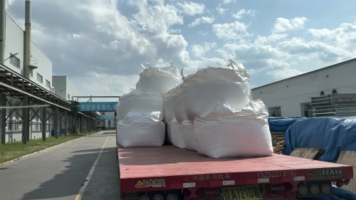 甘孜州聚丙烯酰胺增稠劑產(chan) 品裝車準備與(yu) 包裝展示