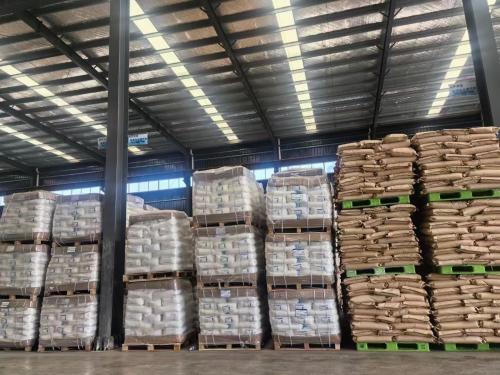 高質量聚丙烯酰胺助留劑產(chan) 品裝車準備中