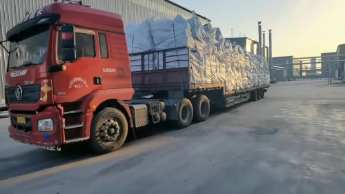 鬆溪聚丙烯酰胺廠家倉(cang) 庫叉車裝貨現場圖