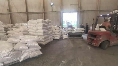 工人協同裝車，包裝整齊，批量發貨準備中